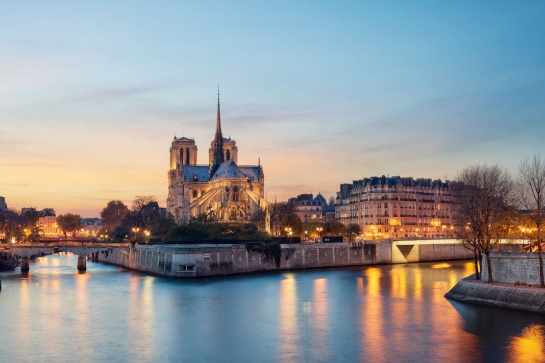 We emphasize the beauty of architectural objects at night We emphasize the beauty of architectural objects at night