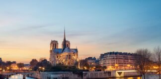 We emphasize the beauty of architectural objects at night