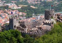 Волшебный замок в Синтре (Castelo dos Mouros)
