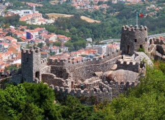 Волшебный замок в Синтре (Castelo dos Mouros)