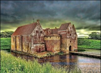 Замок Споттруп (Spøttrup Castle), который стал фермой