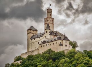 Великолепное наследие Средневековья — замок Марксбург (Marksburg Castle)