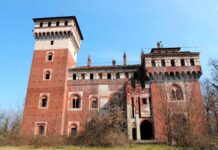 Замок Ровазенды (Castello Rovasenda), в котором умер сеньор де Байяр