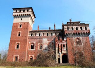 Замок Ровазенды (Castello Rovasenda), в котором умер сеньор де Байяр