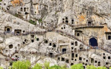 Ancient Luoyang: Cradle of Chinese Civilization and the Longmen Grottoes